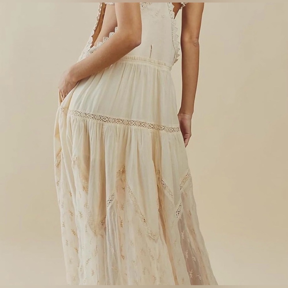 #1119 🌼 Bohemian Cream Lace Maxi Dress - Picture 2 of 5